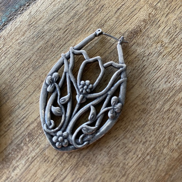 Beautiful Metal Earrings - Picture 3 of 3